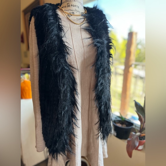 Blue illusion black faux fur vest. - Picture 2 of 4